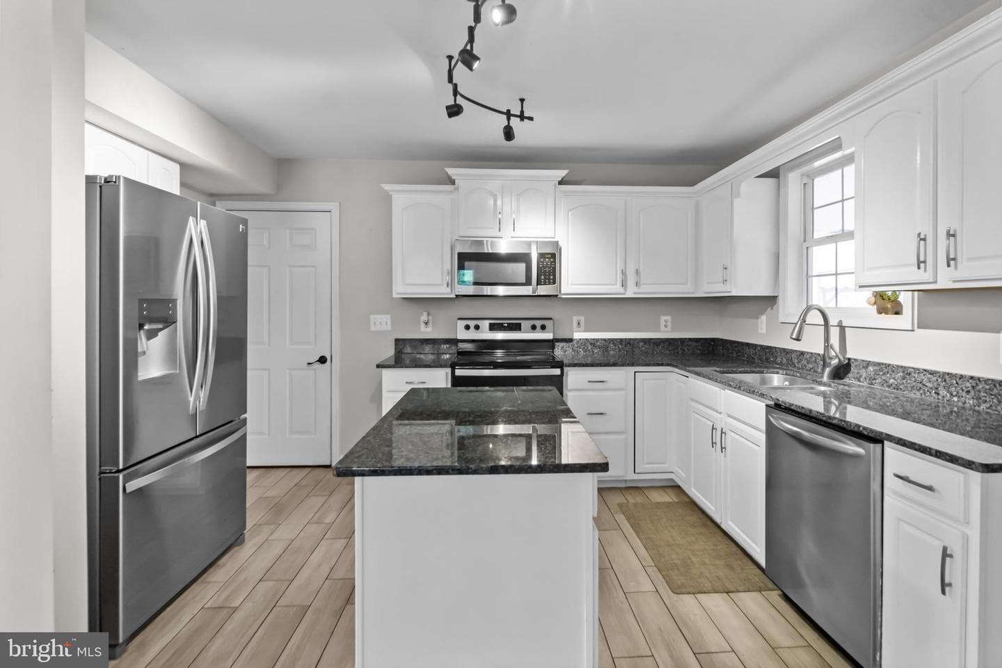 1525 Sharpes Court photo 12