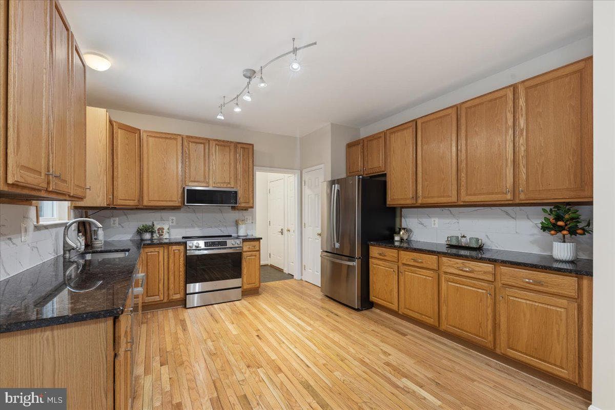 1830 Fenwicke Court photo 23