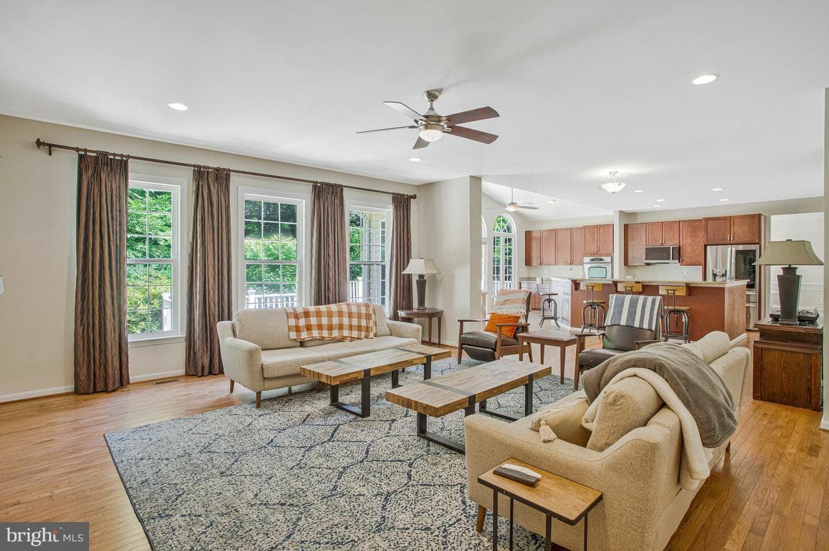 1000 Tiffany Park photo 23