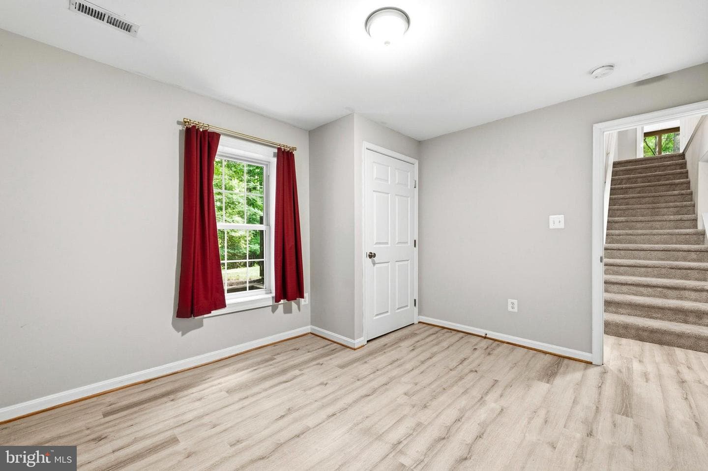 410 Hawthorne Court photo 27