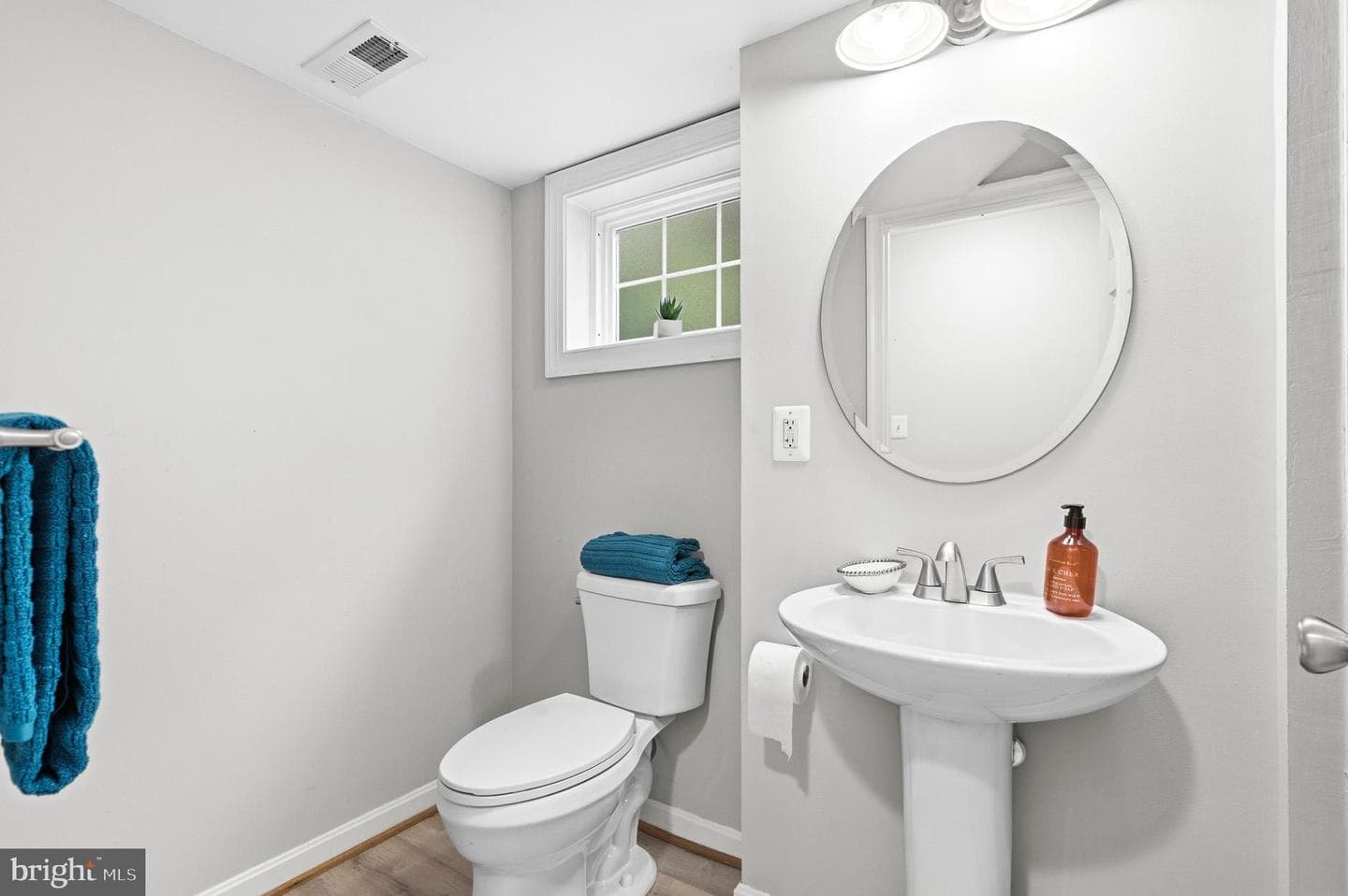 410 Hawthorne Court photo 31