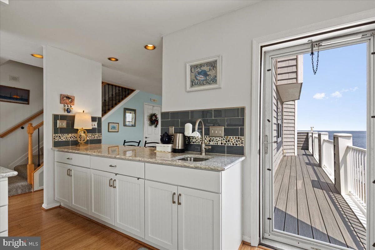 8337 Bay Crest Court photo 11
