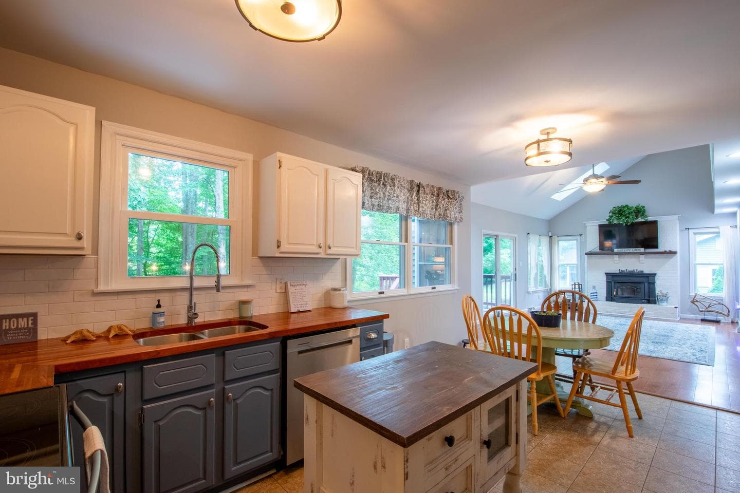 9 Colonial Circle photo 3