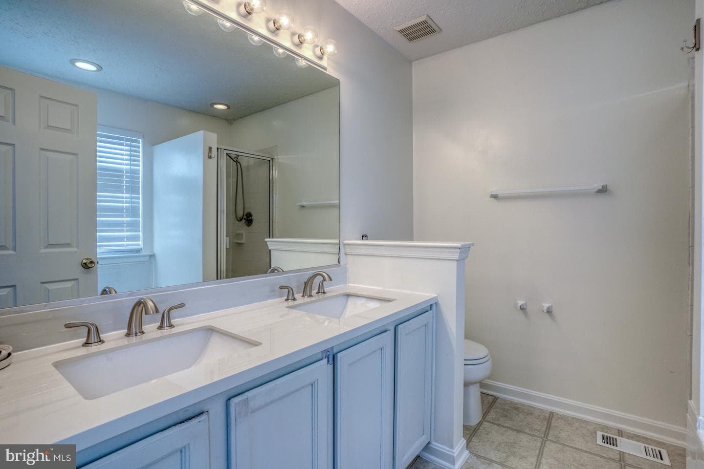 105 Continental Drive photo 13