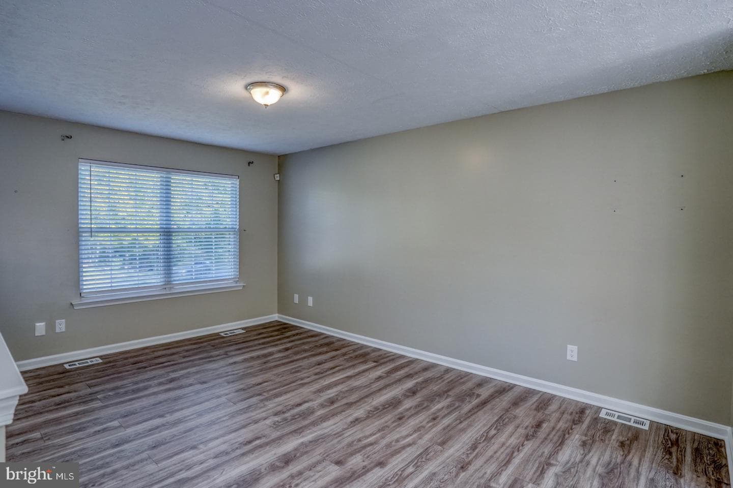 105 Continental Drive photo 4