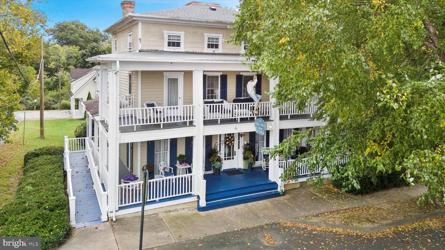 300 Bohemia Avenue photo 1
