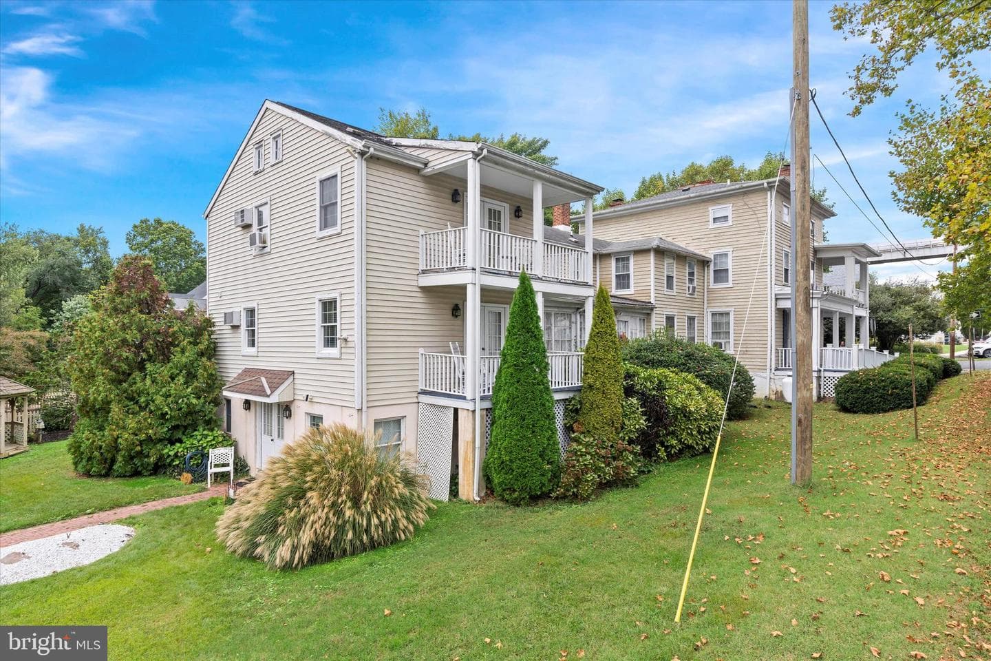 300 Bohemia Avenue photo 8