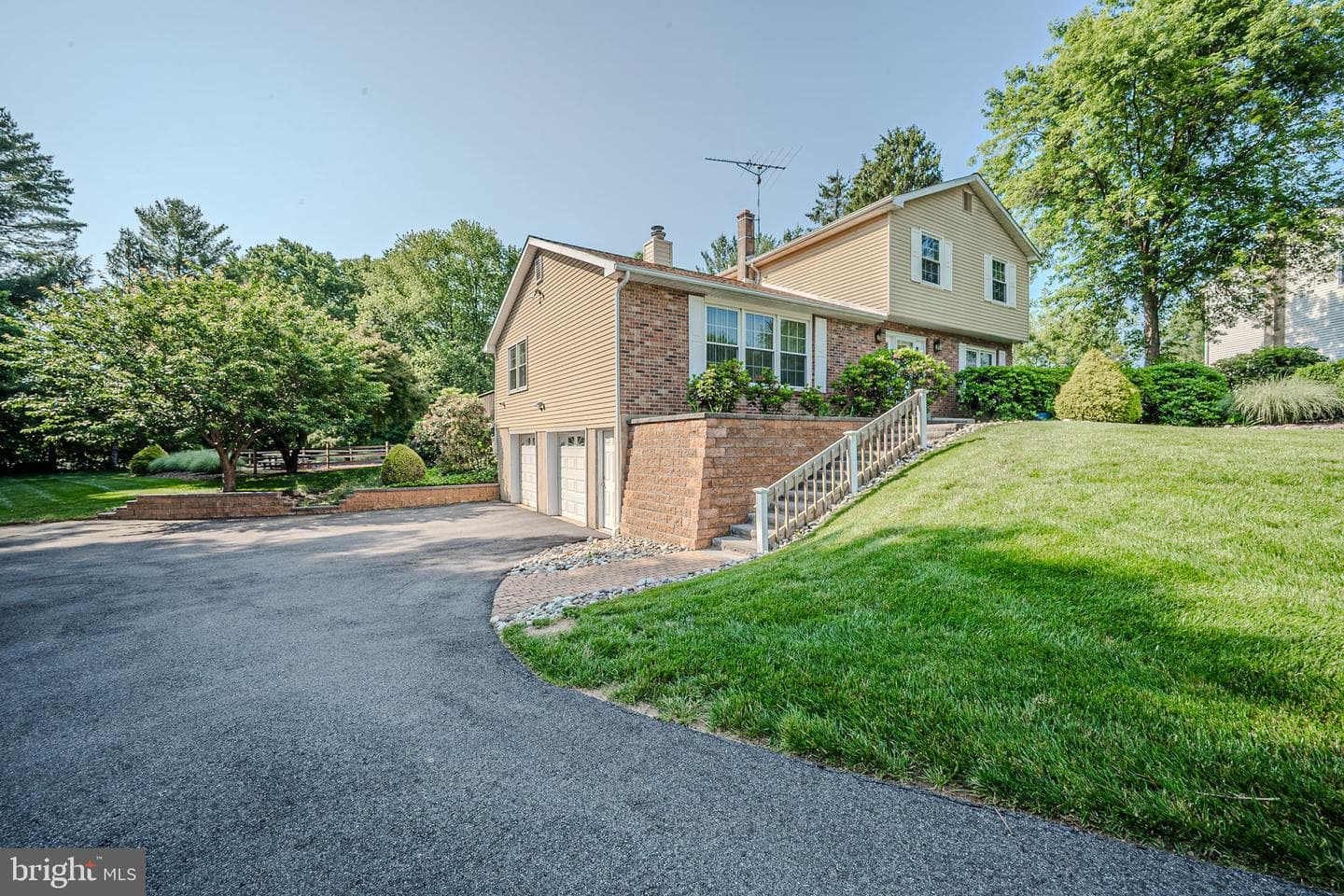 208 Atlanta Court photo 3