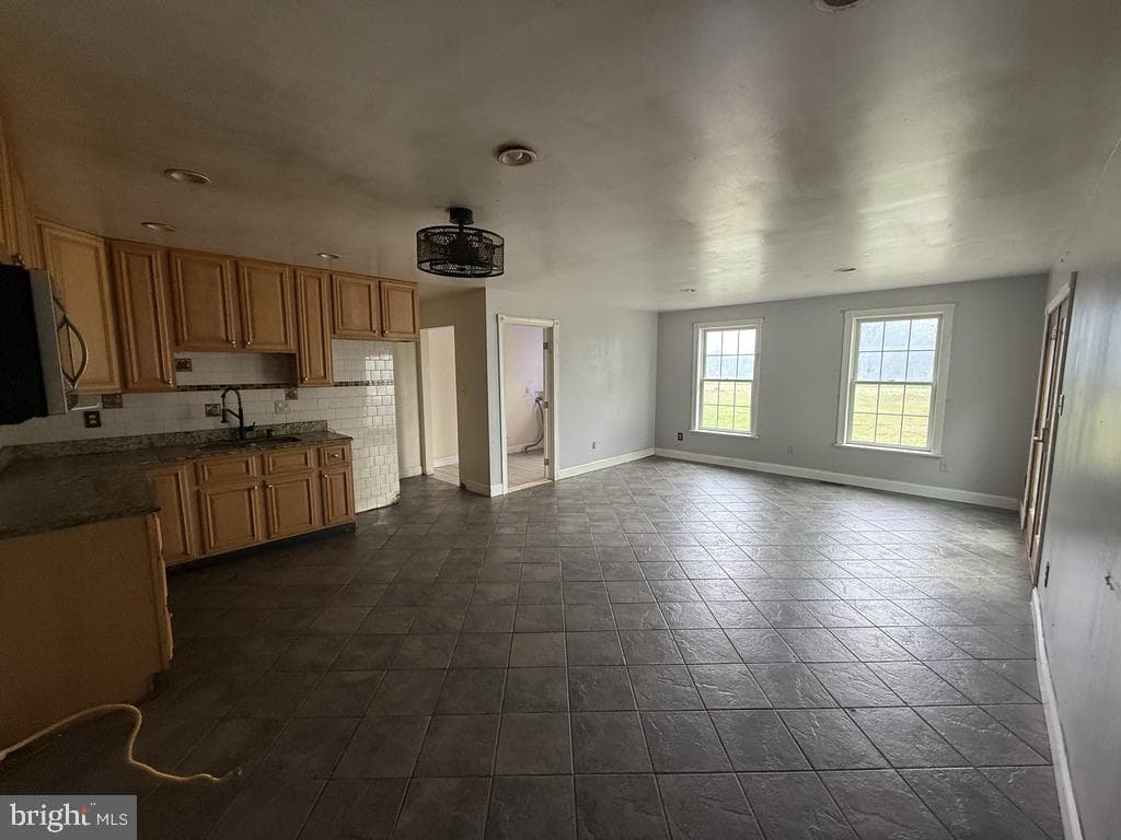 2398 Telegraph Road photo 17