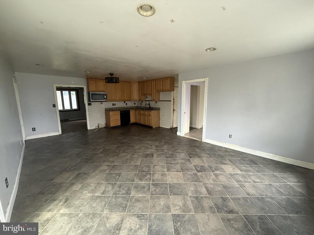 2398 Telegraph Road photo 18