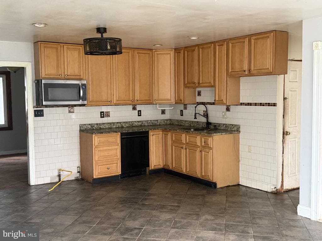 2398 Telegraph Road photo 19