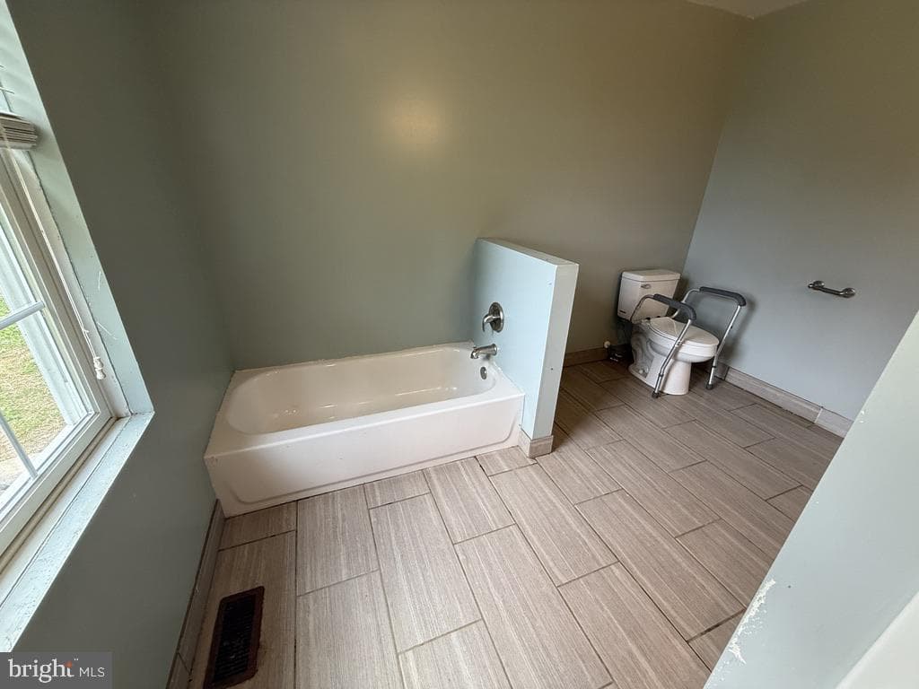 2398 Telegraph Road photo 30