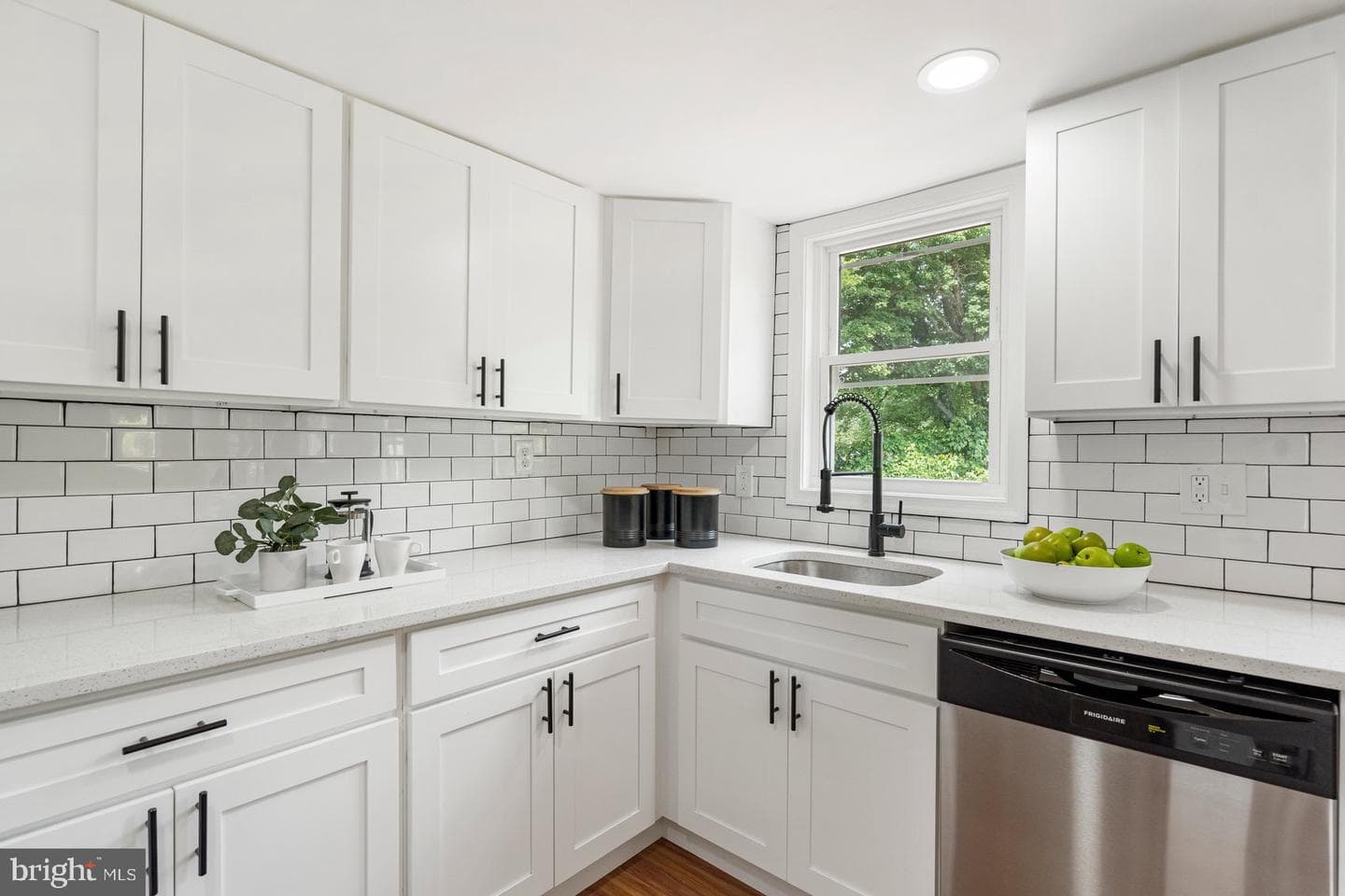 906 N Bridge Street photo 28