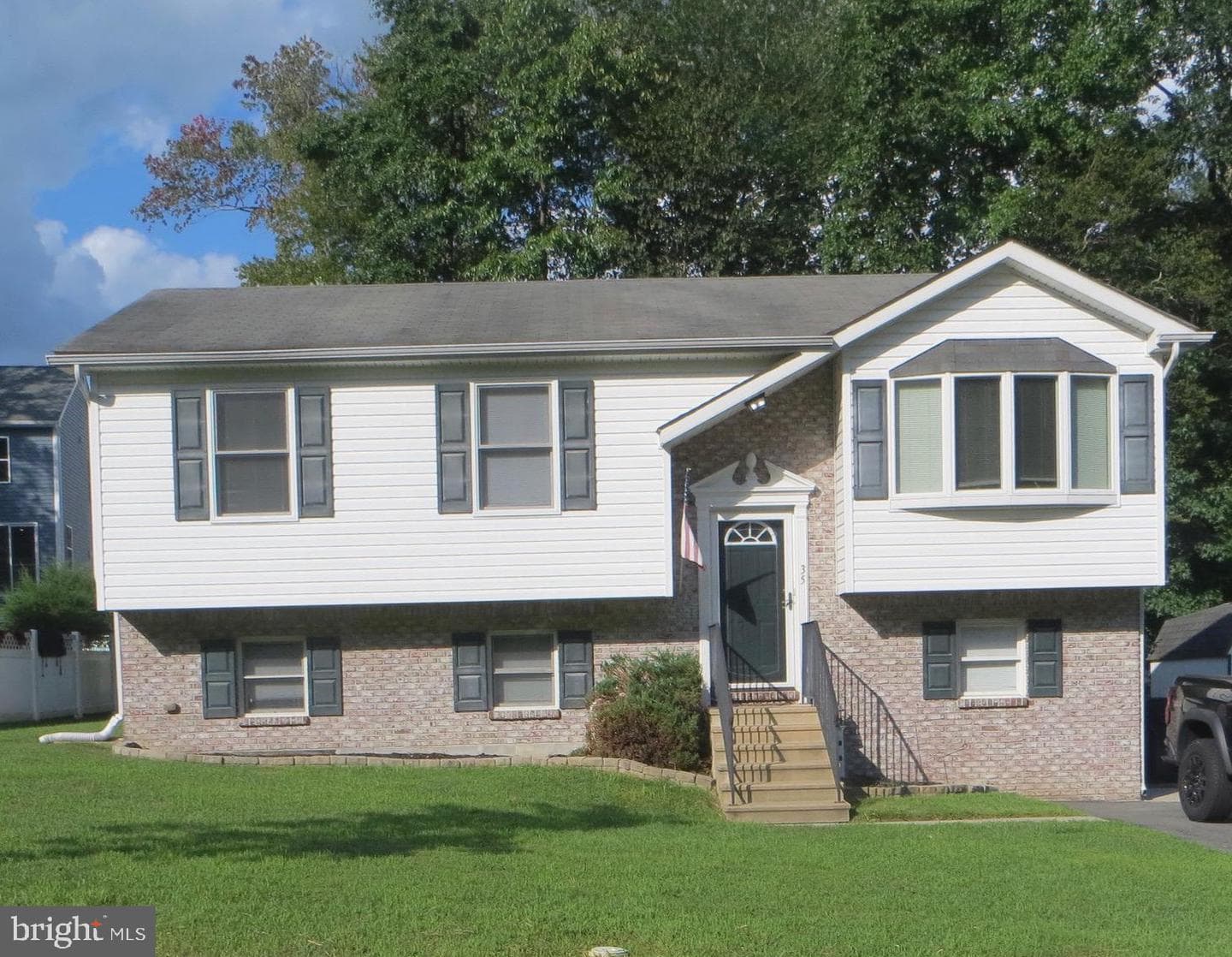 35 Catalpa Drive photo 1