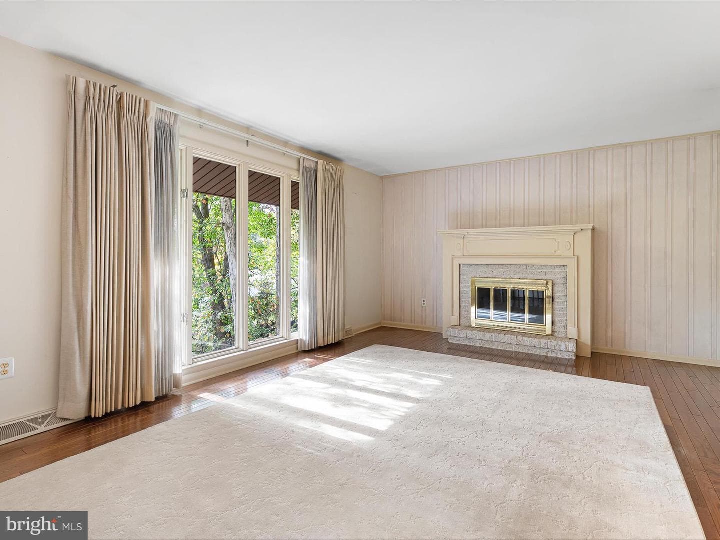 6 Colonial Circle photo 2