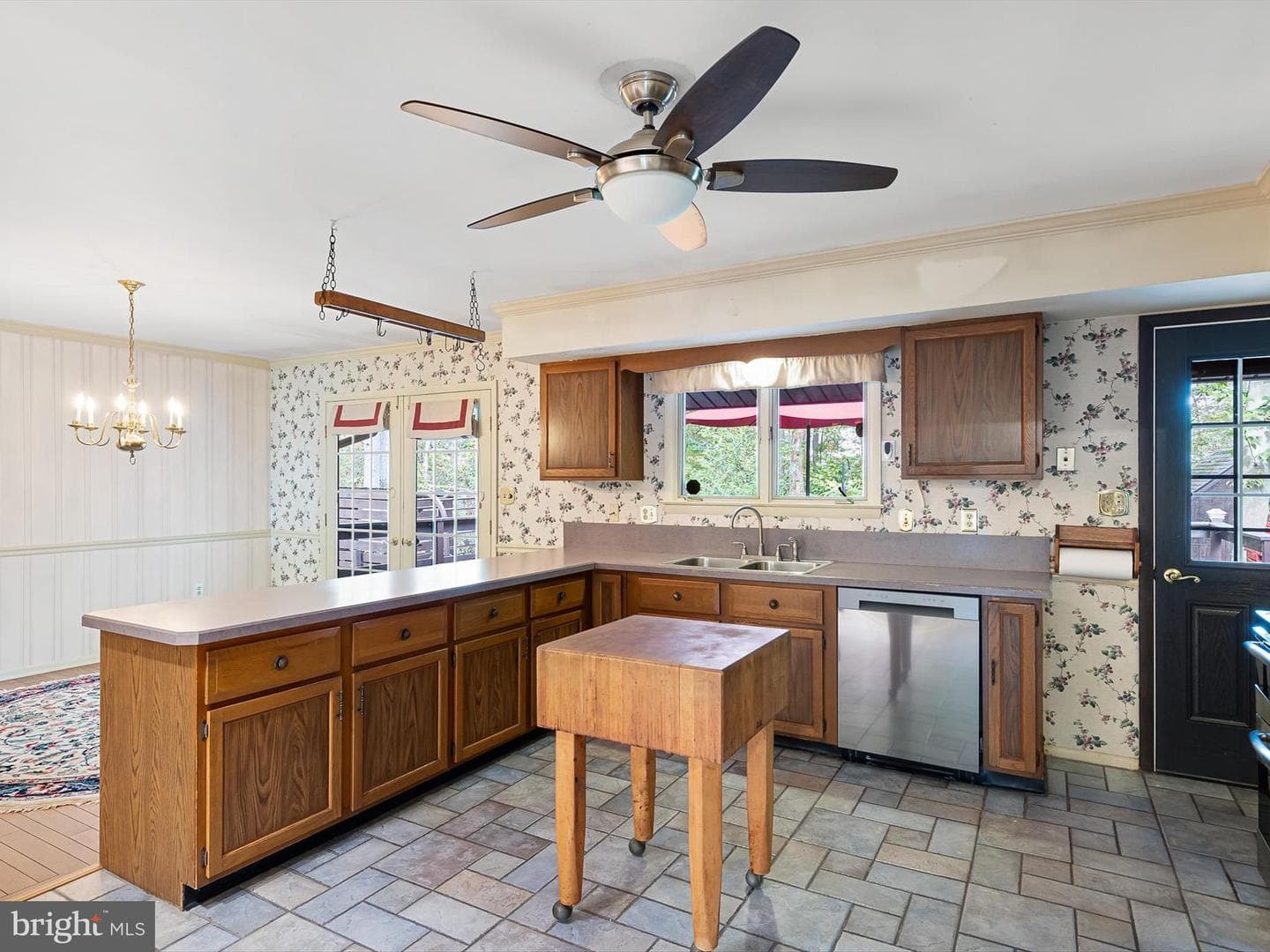 6 Colonial Circle photo 5