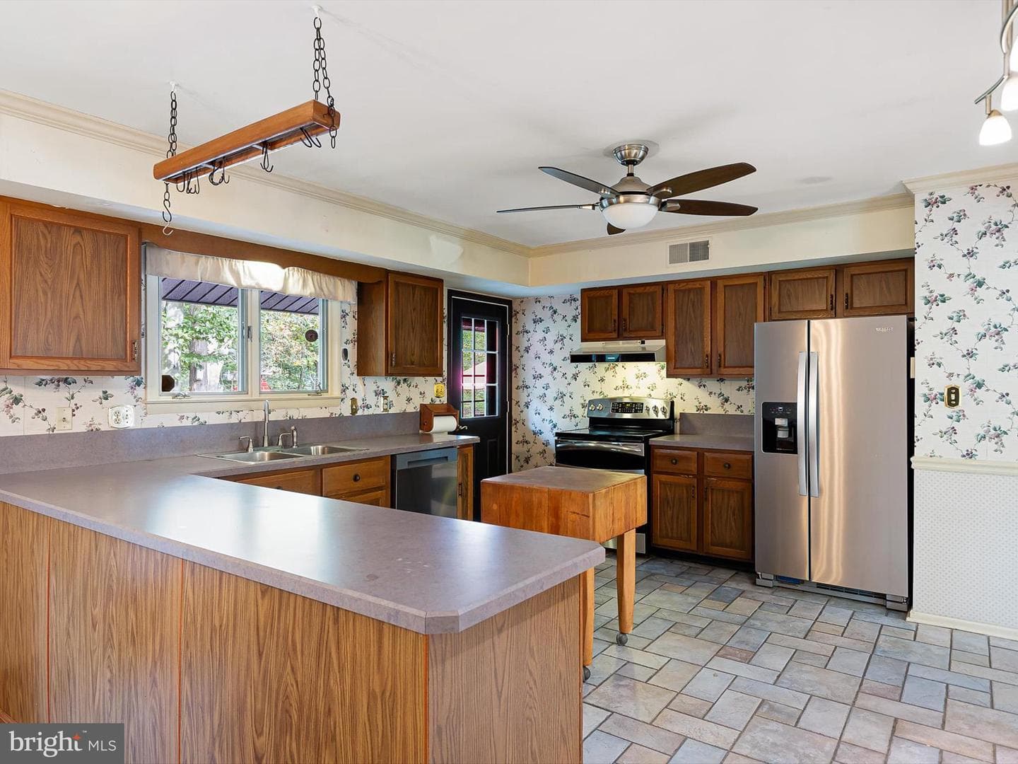 6 Colonial Circle photo 6