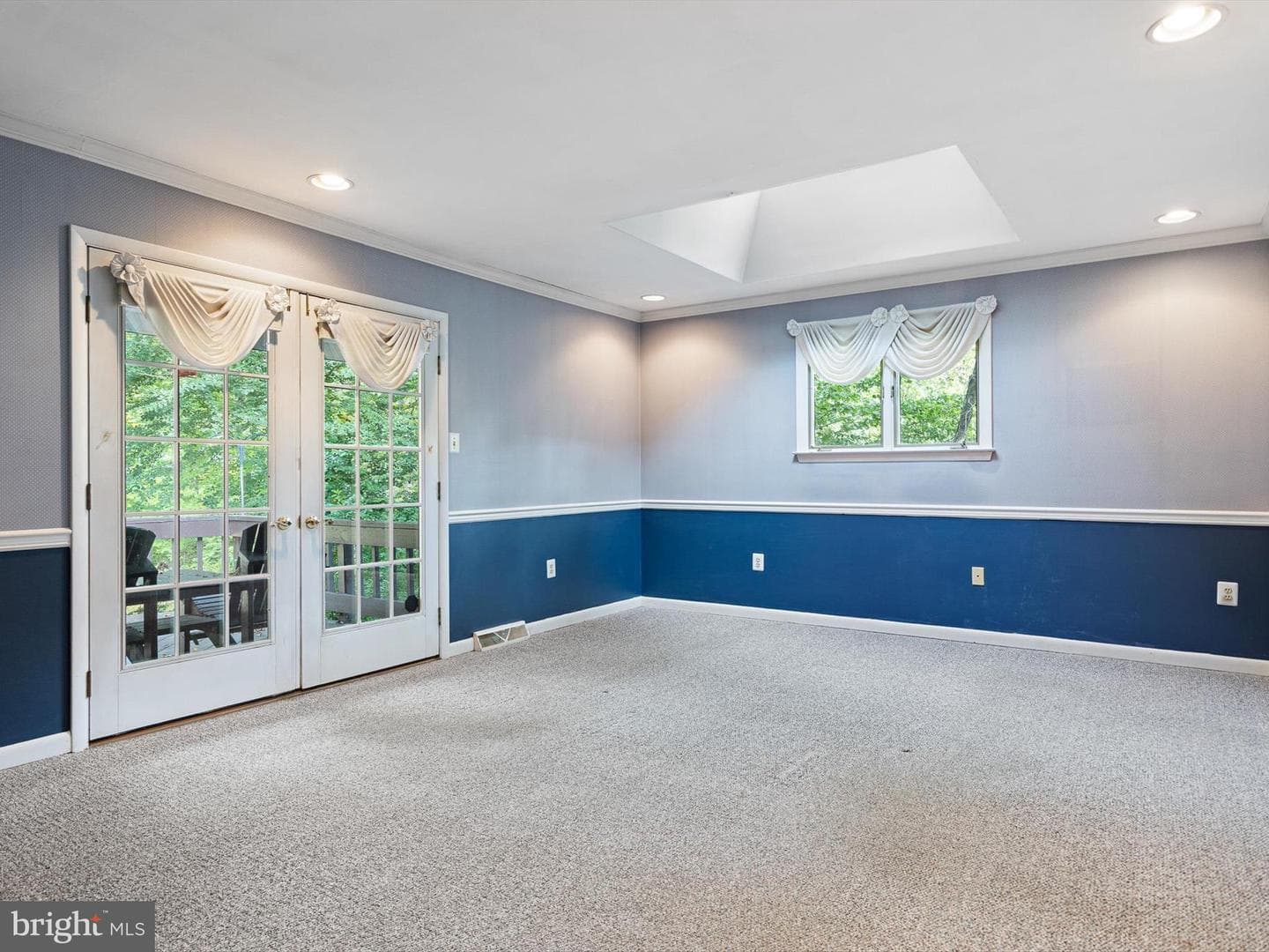 6 Colonial Circle photo 8