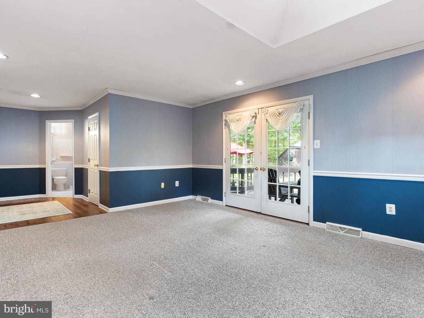 6 Colonial Circle photo 9