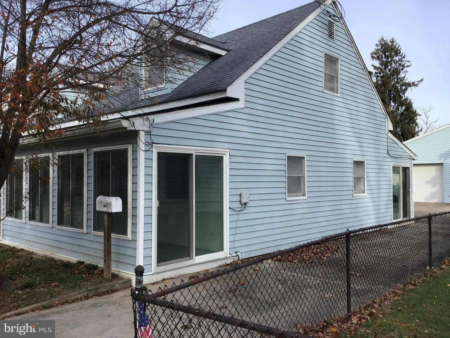 105 W Walnut Street photo 2