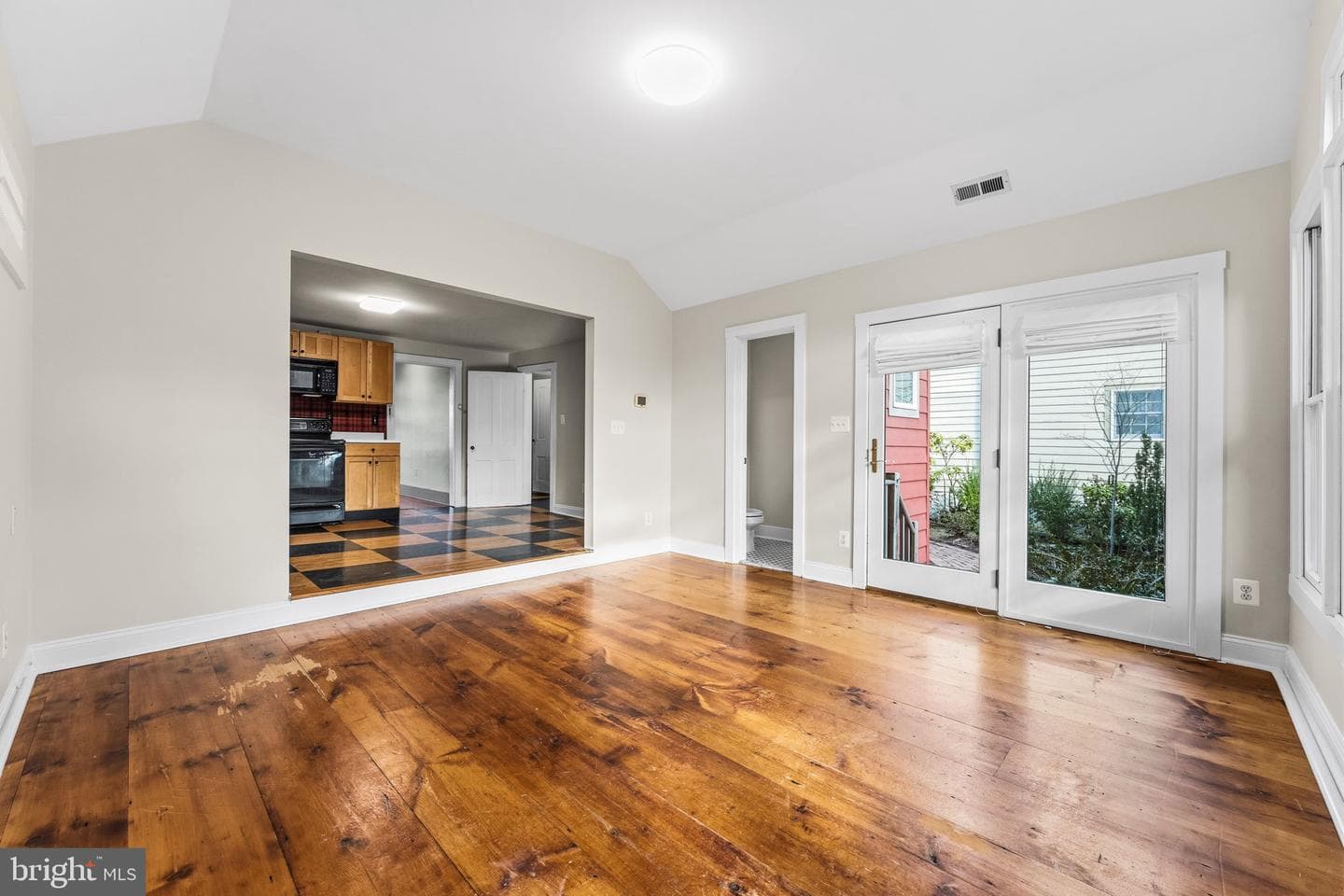 210 Bohemia Avenue photo 13
