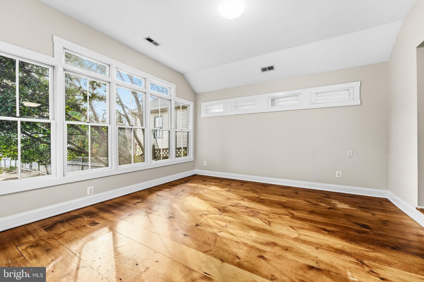210 Bohemia Avenue photo 15