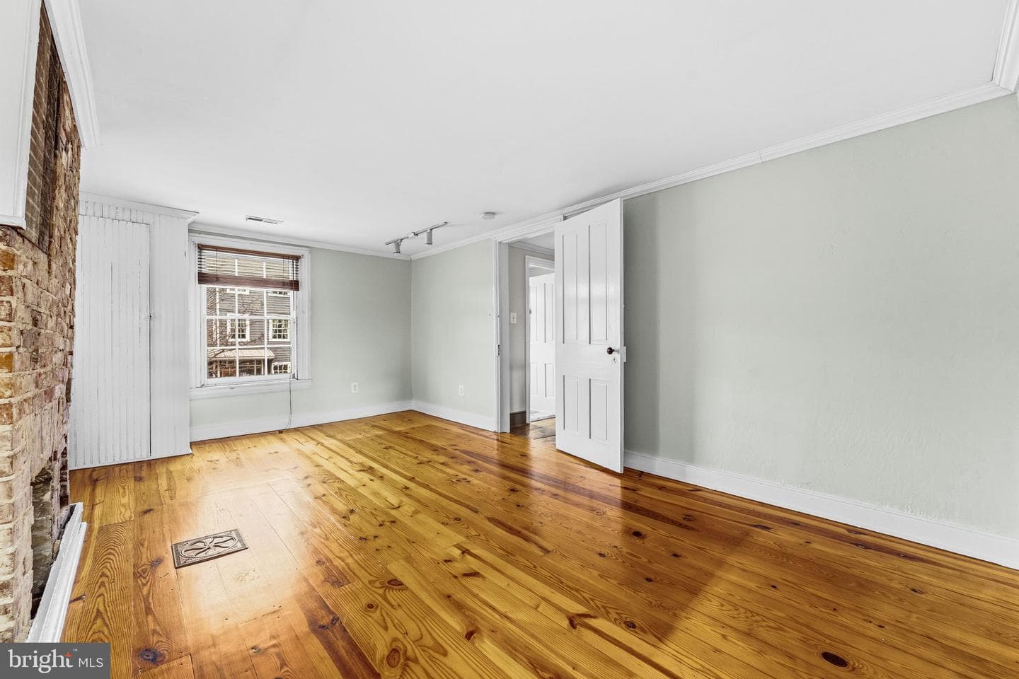 210 Bohemia Avenue photo 25
