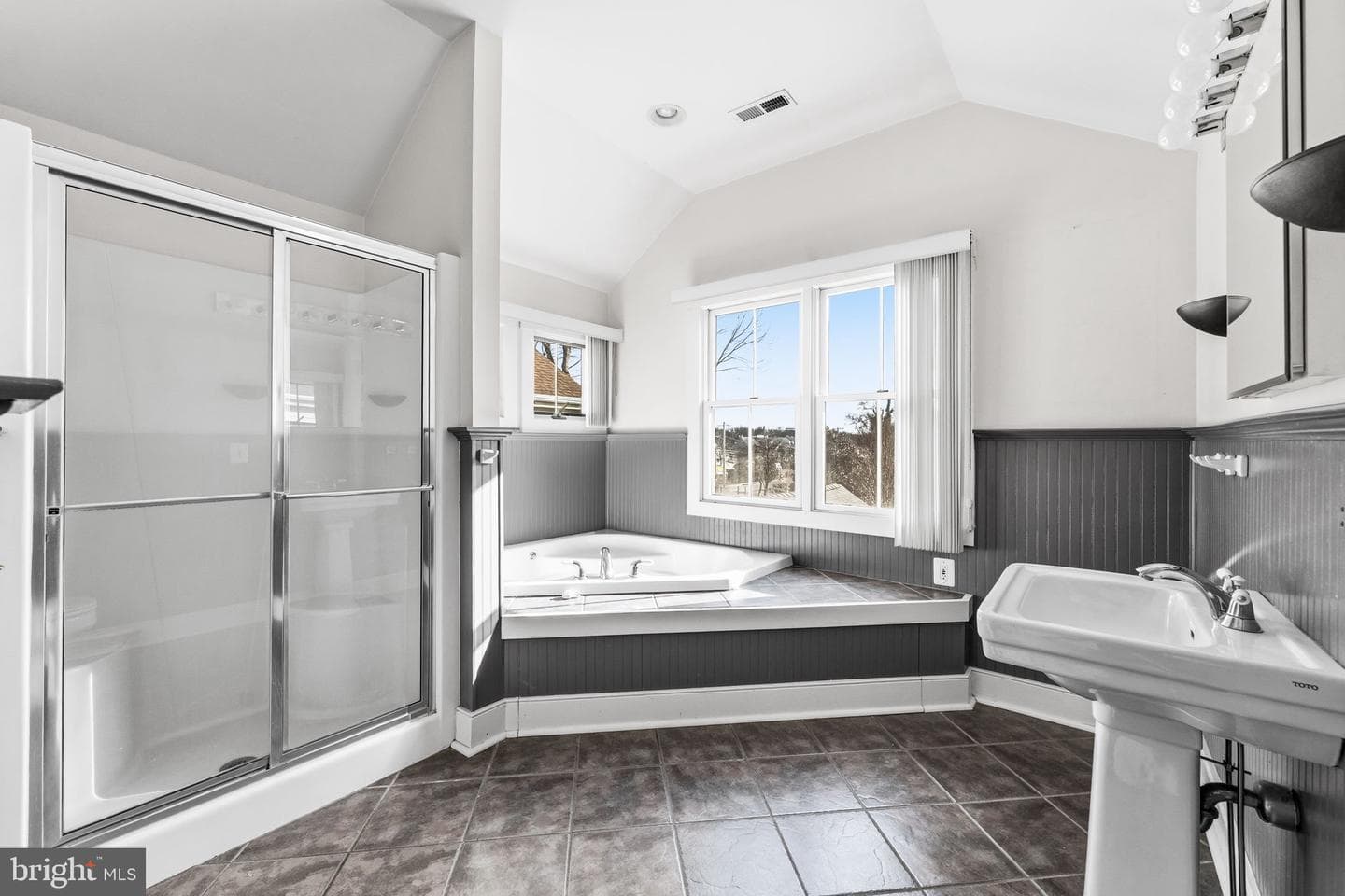 210 Bohemia Avenue photo 26