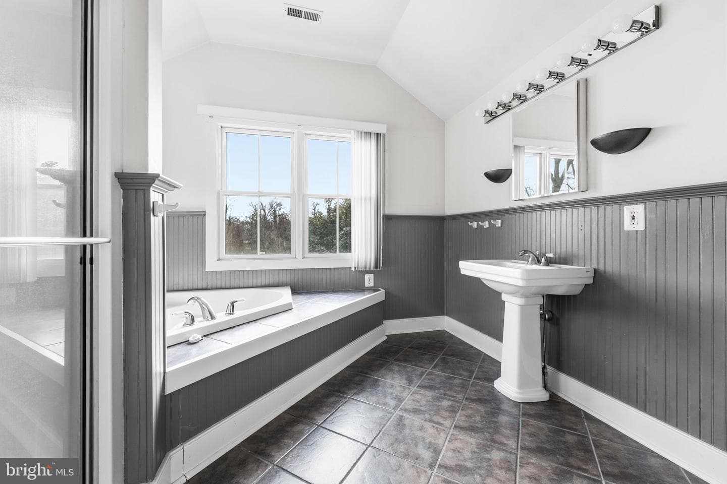 210 Bohemia Avenue photo 27