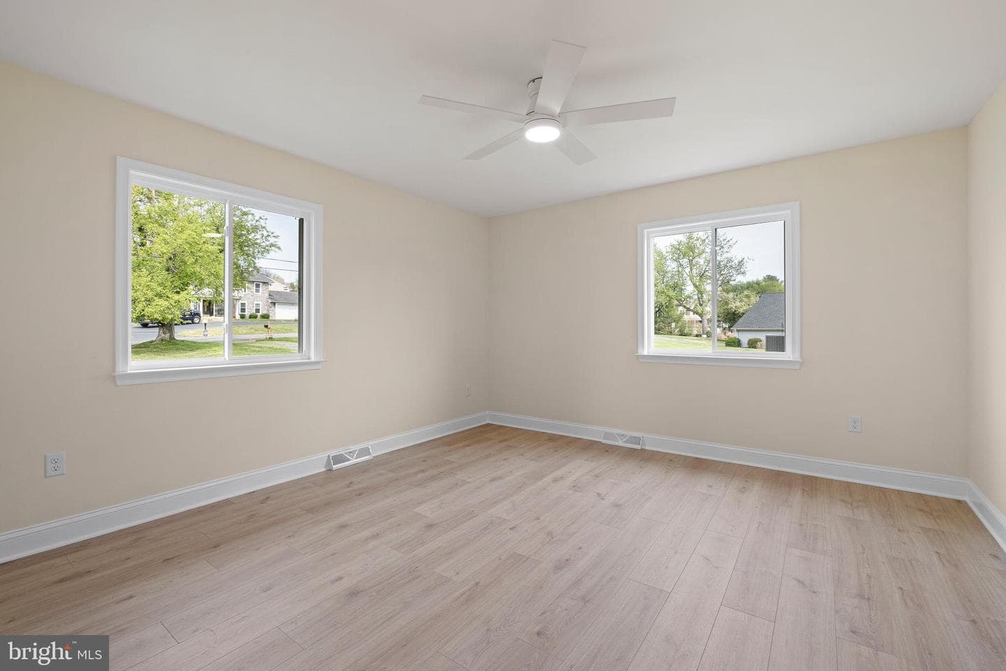 192 Rolling Avenue photo 37