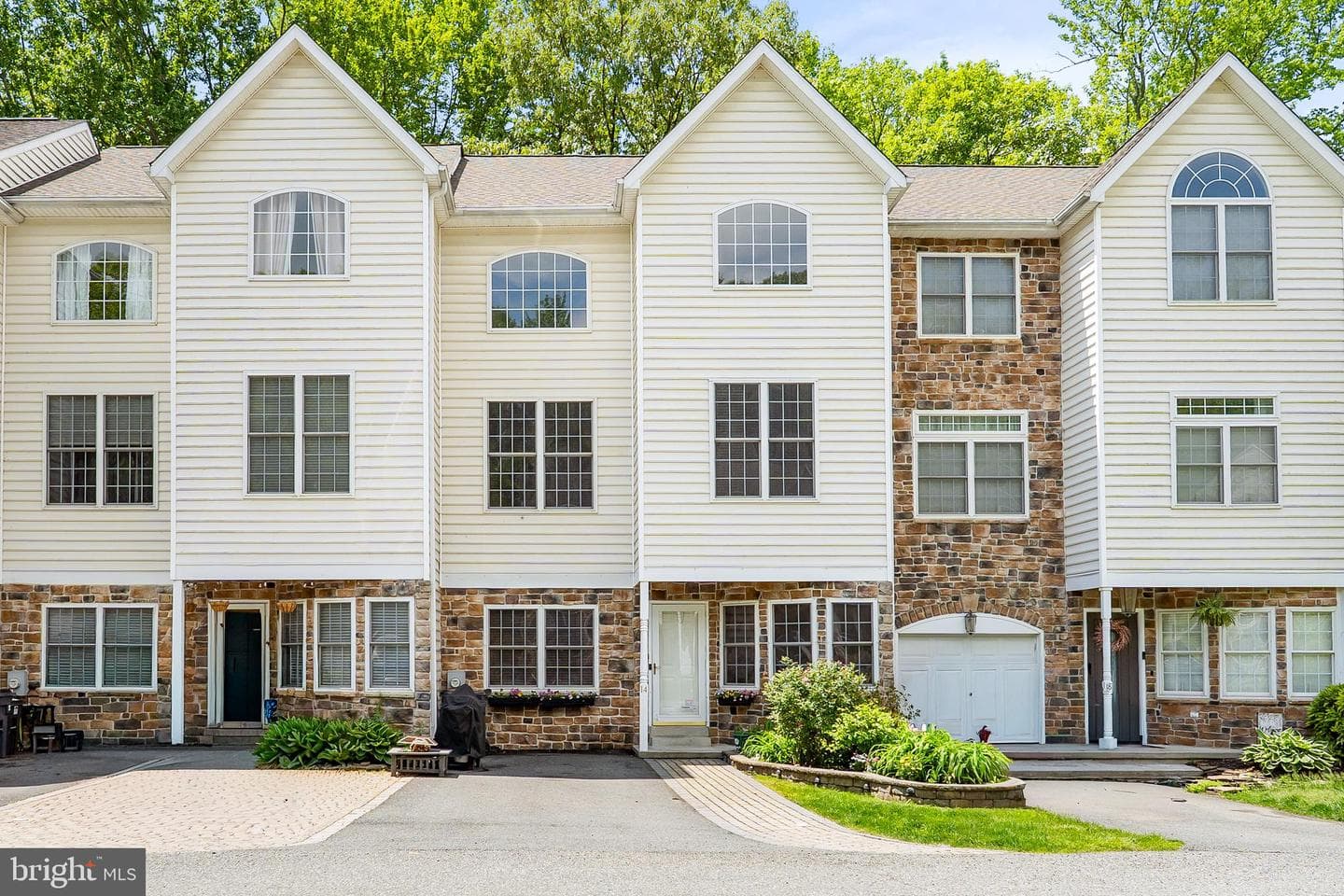 14 Guilford Court photo 2