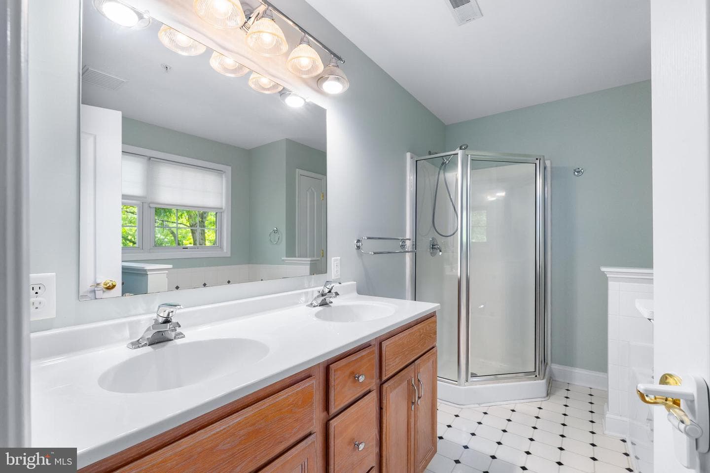 14 Guilford Court photo 26