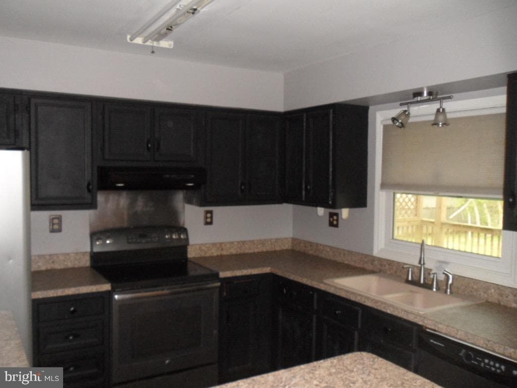 5016 Skylark Drive photo 2