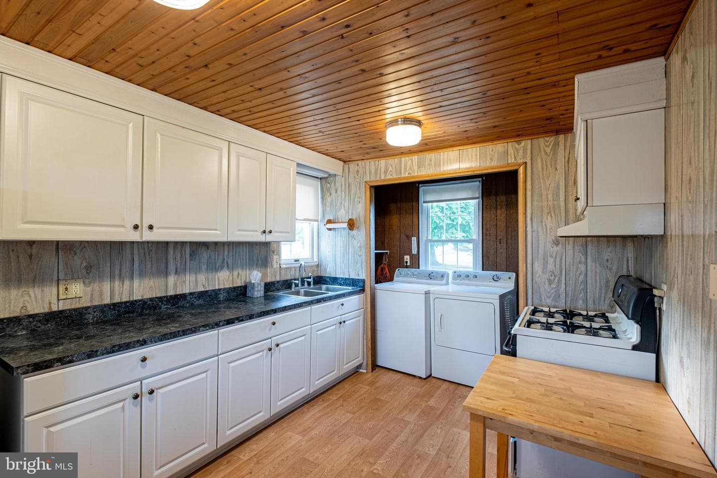 9885 Heatherstone Drive photo 16