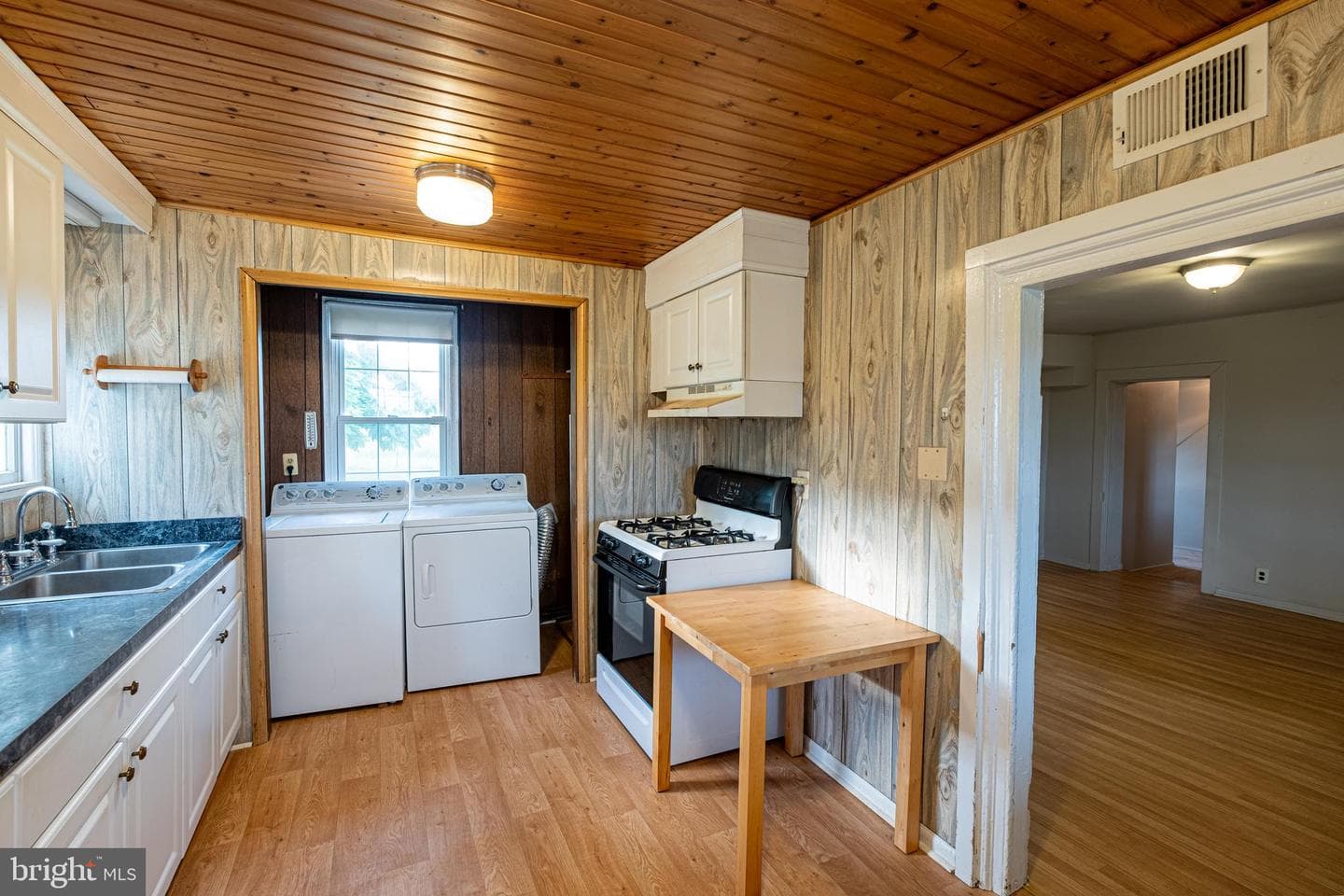 9885 Heatherstone Drive photo 18