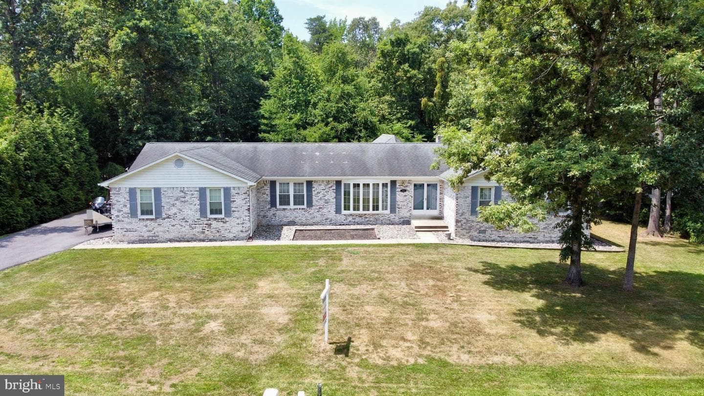 1398 Redwood Circle photo 4