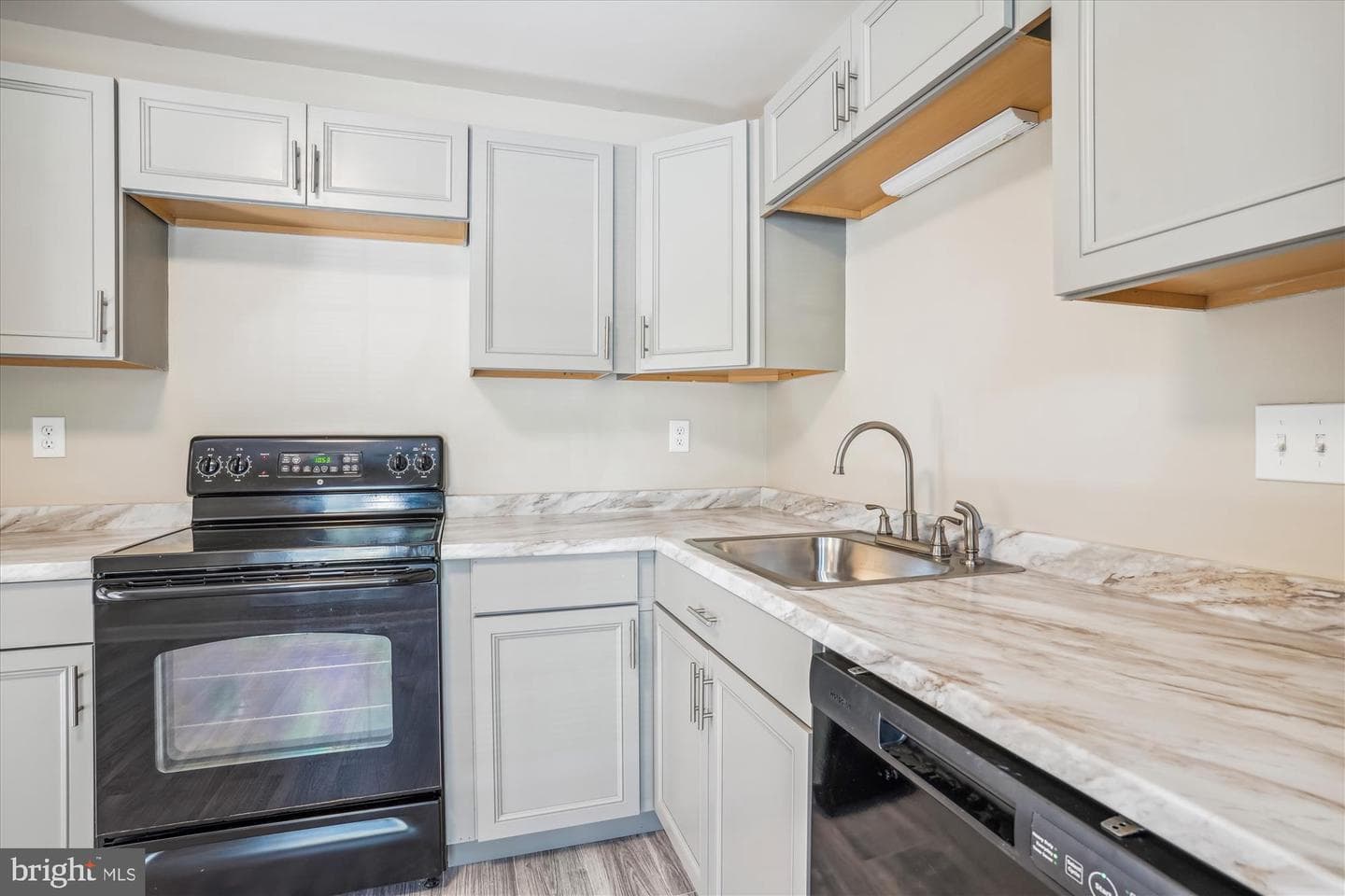3735 Kempsford Field Place photo 4
