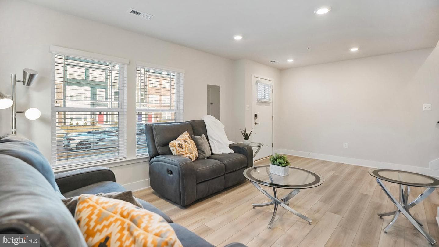 6954 Farragut Drive photo 4