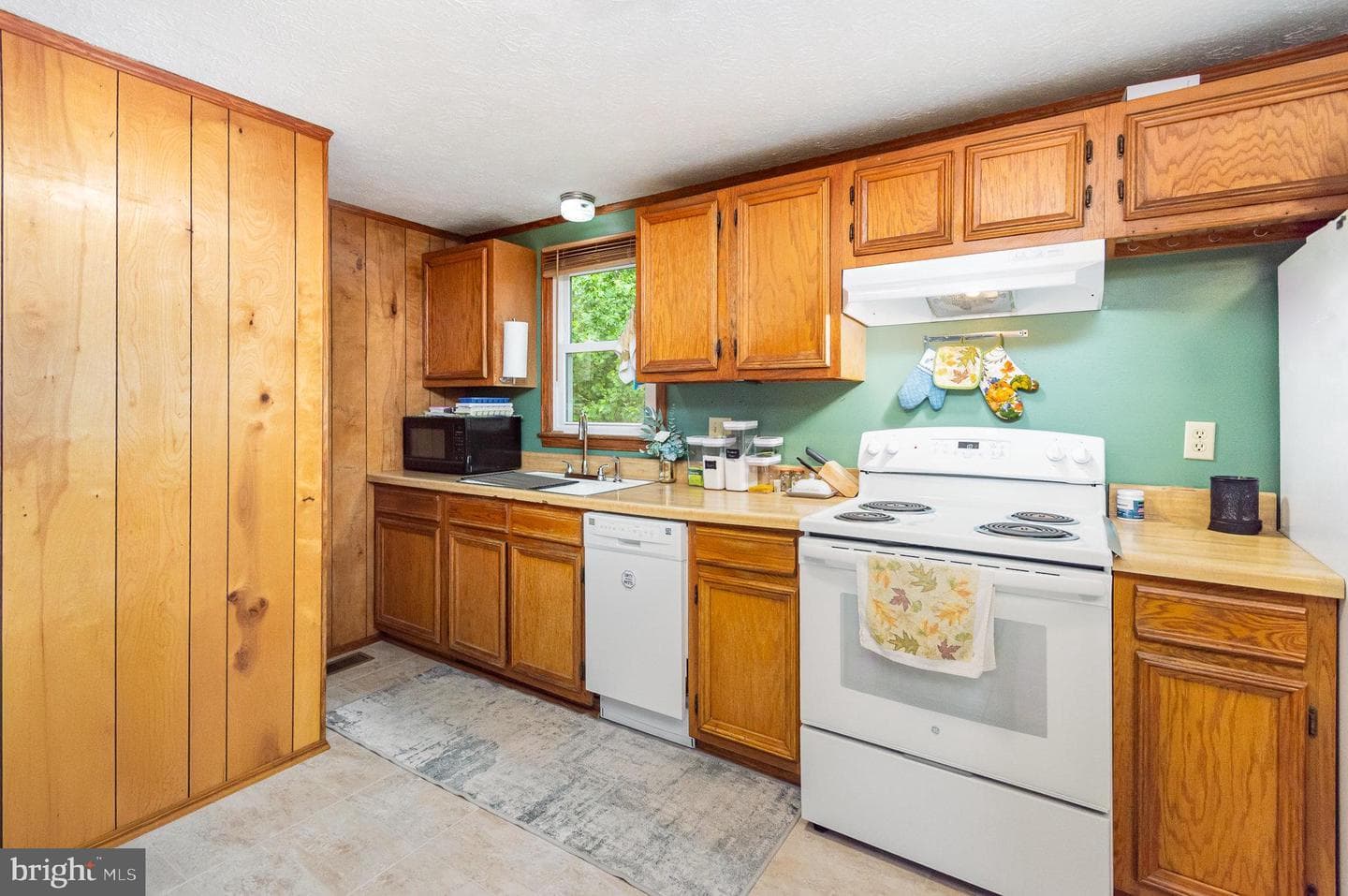 2407 Oakwood Court photo 8