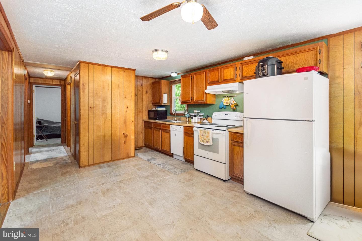 2407 Oakwood Court photo 9