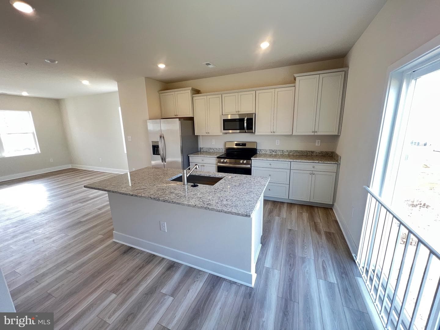 10627 Roundstone Ln photo 2
