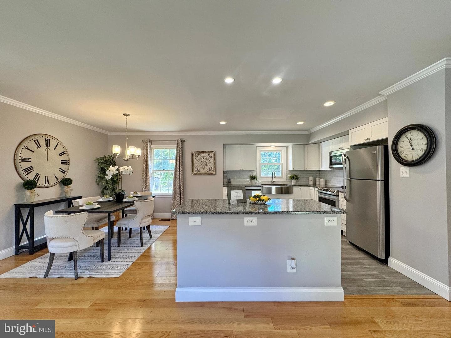 7426 Robin Road photo 2