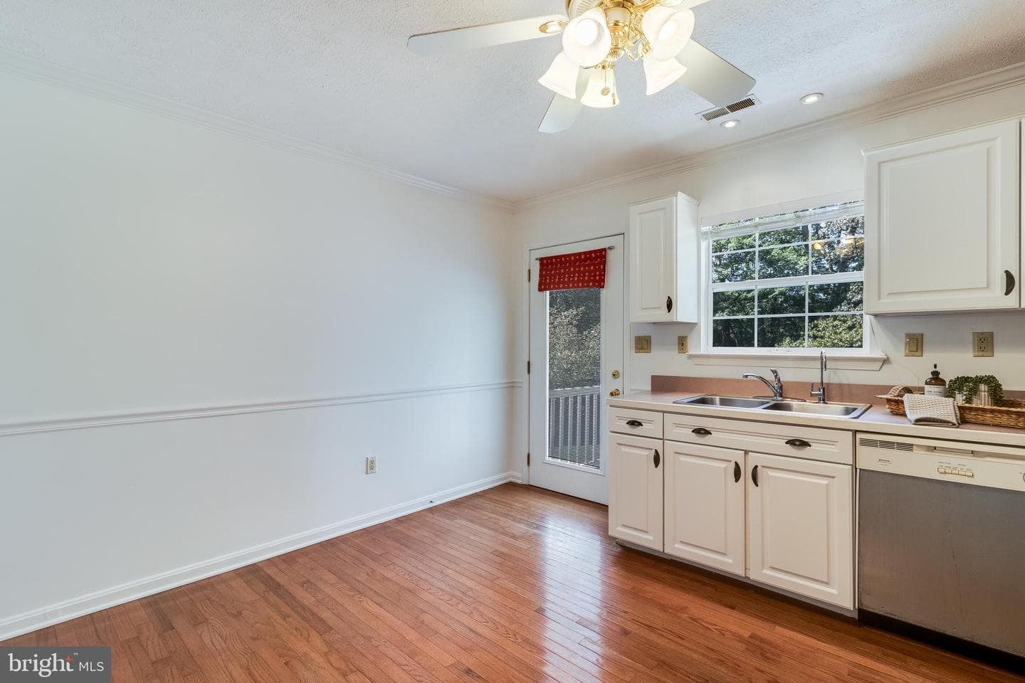 7575 Dolly Drive photo 10