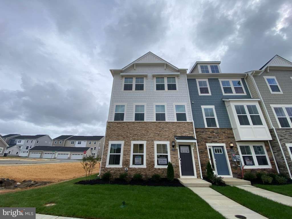 10602 Roundstone Ln photo 2