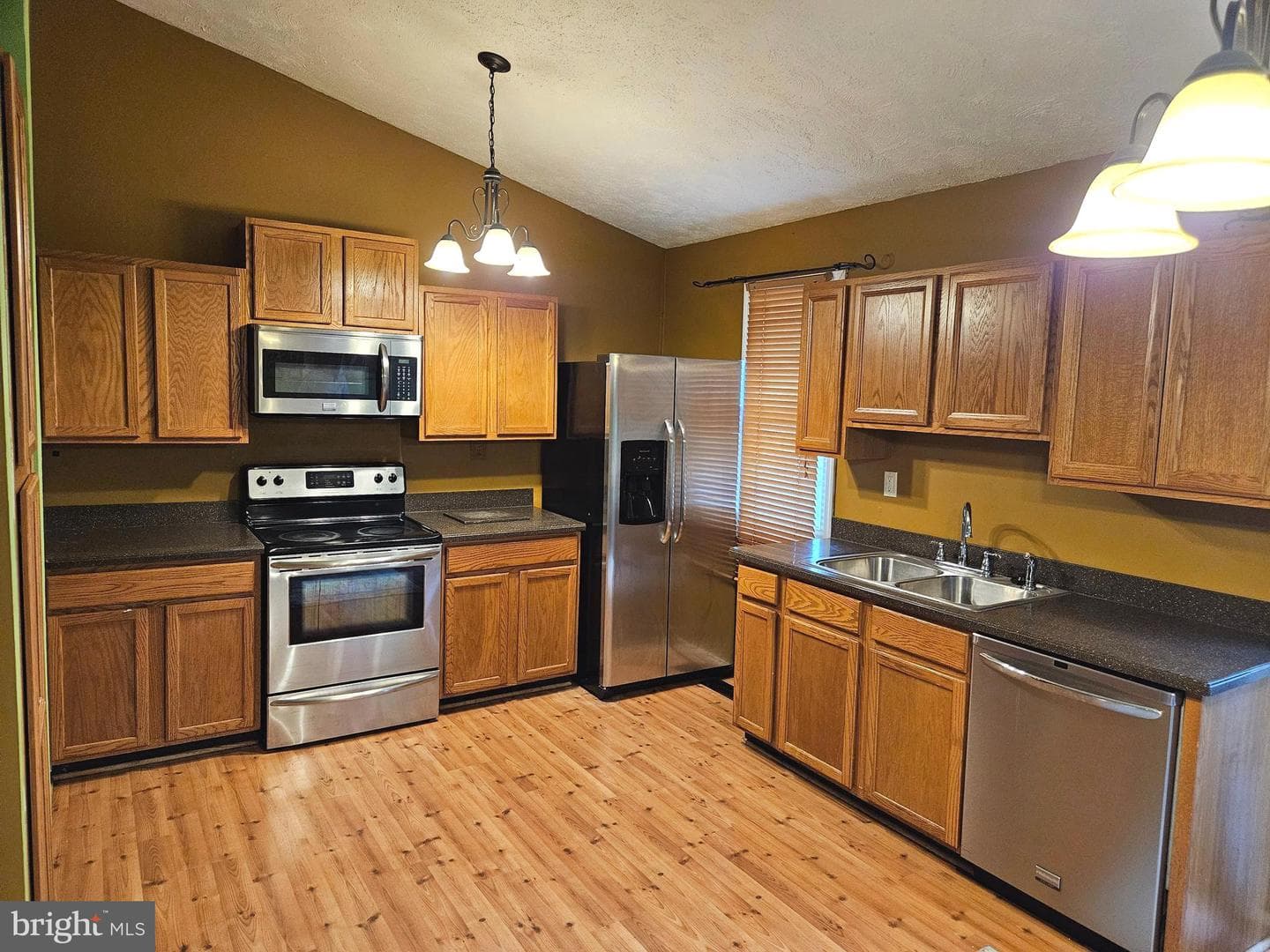 2017 Bainbridge Court photo 3