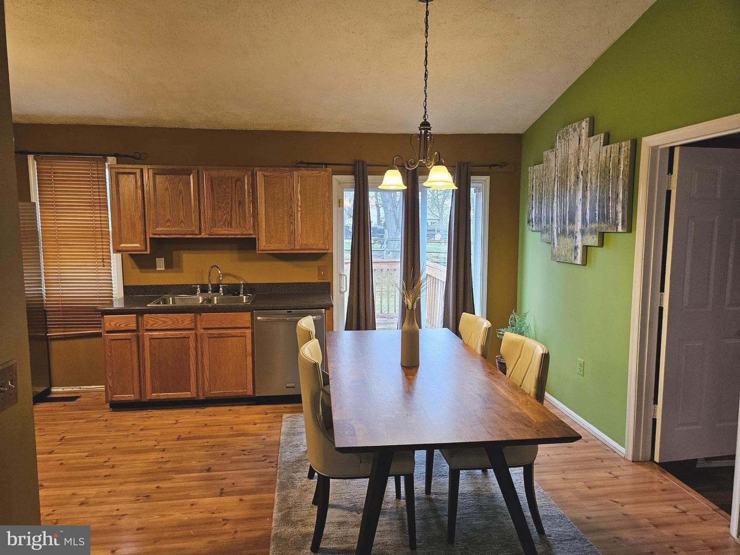 2017 Bainbridge Court photo 4