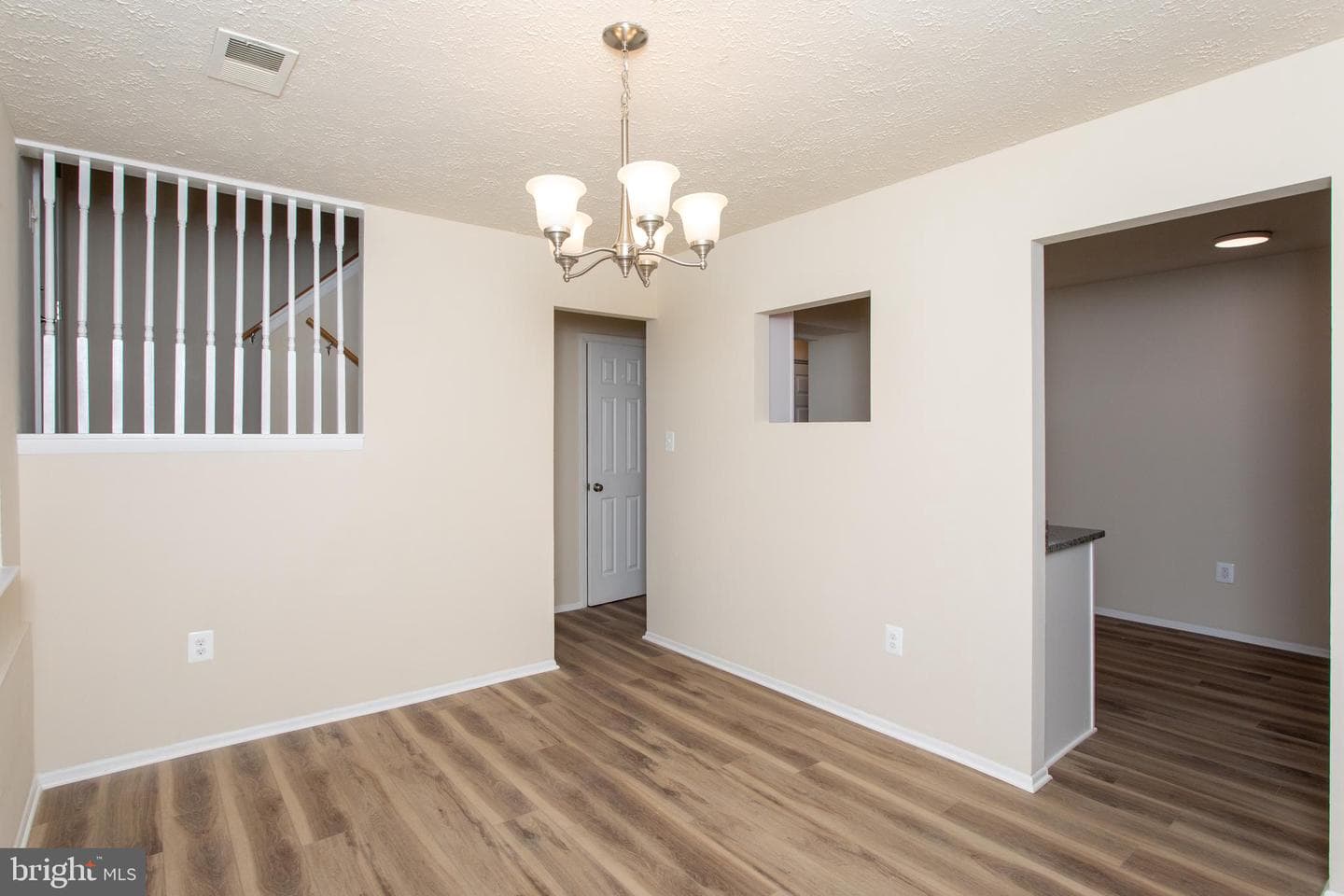 1010 Victoria Place photo 10