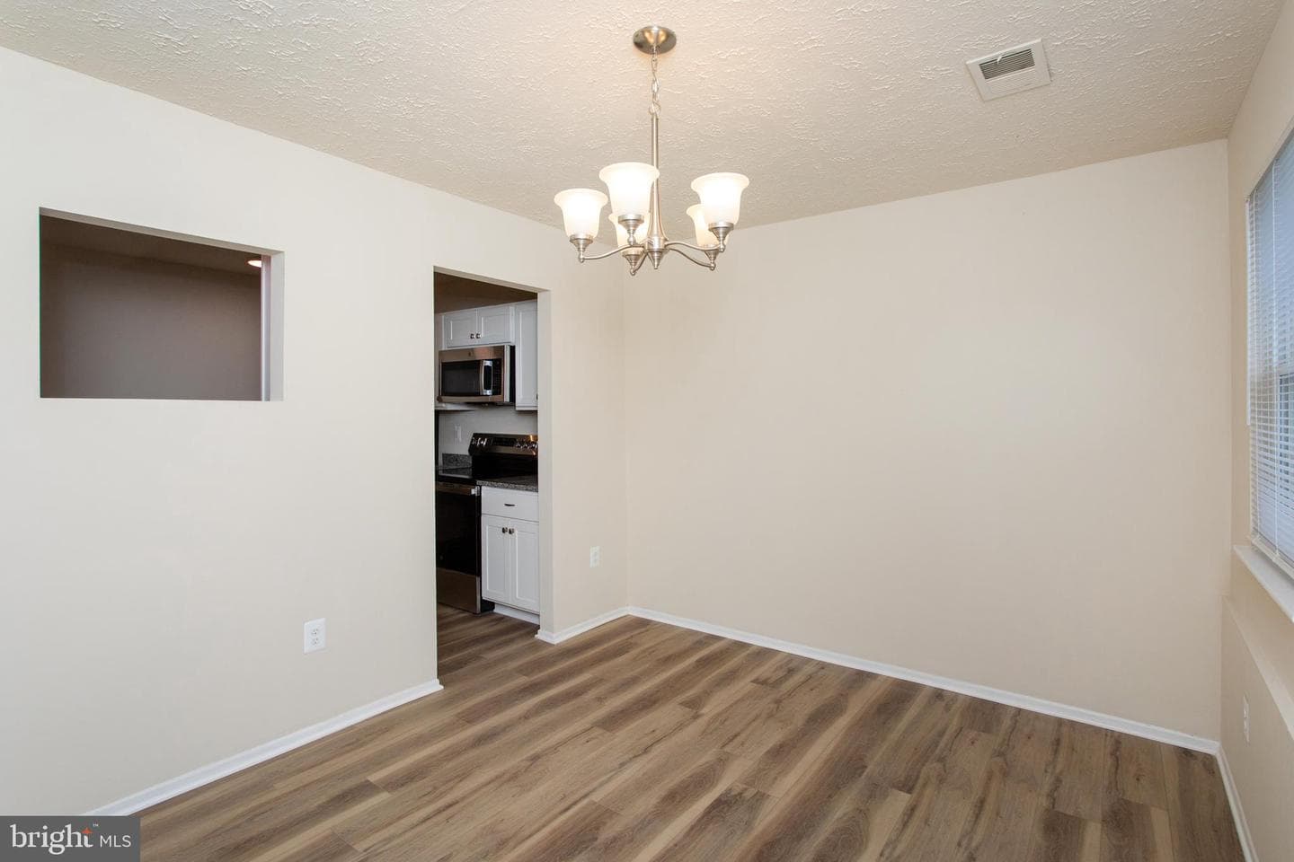 1010 Victoria Place photo 11