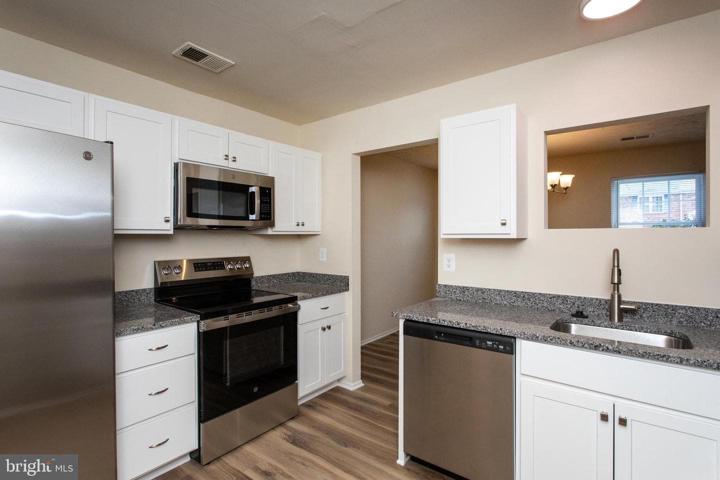 1010 Victoria Place photo 13