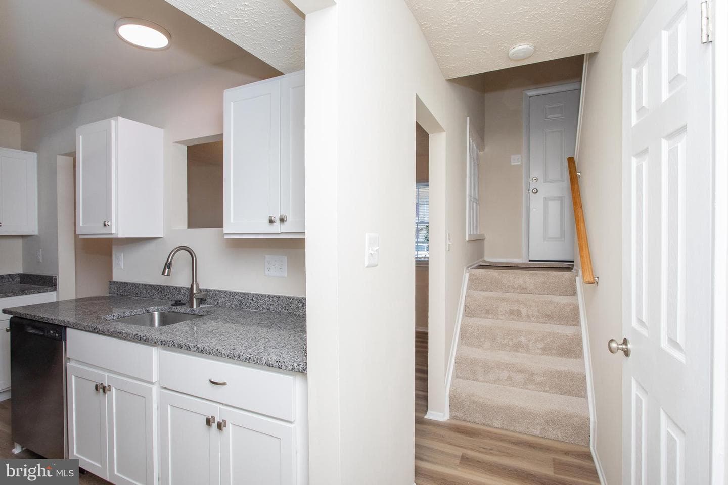 1010 Victoria Place photo 15